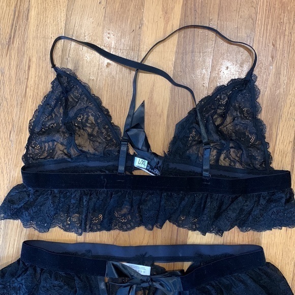 NWOT Oh La La Cheri black velvet ruffle and lace bra set - Picture 5 of 8
